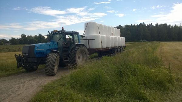 Valtra 8350 ja paalikärry
Paalienajoa. Taustalla pilkistää T151 ja Mchale
Avainsanat: Valtra 8350