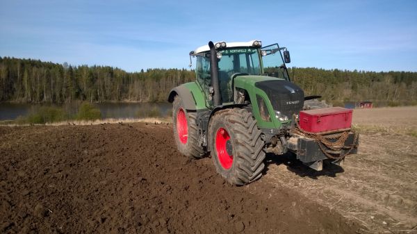 Fendt 936 ja ovlacit
Keväistä pottumaan kyntöä
Avainsanat: fendt ovlac pottu kyntö