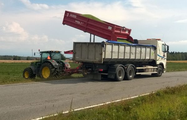 JD 6210r ja Volvo
Jonnu kippaa hernekuormaa Volvoon
Avainsanat: jd herne volvo