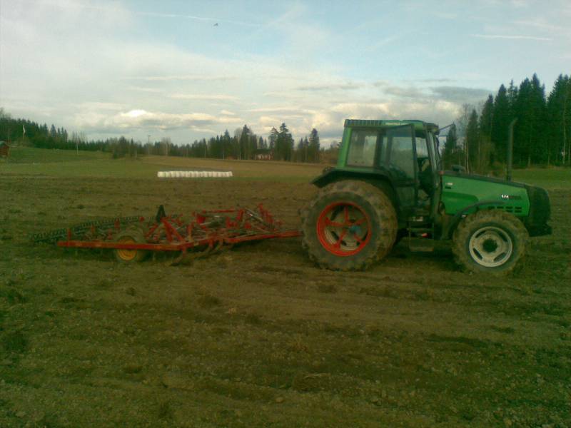 Valtra 6400 + Skara HB 540
Ekat äestykset V 2011
Avainsanat: Kones