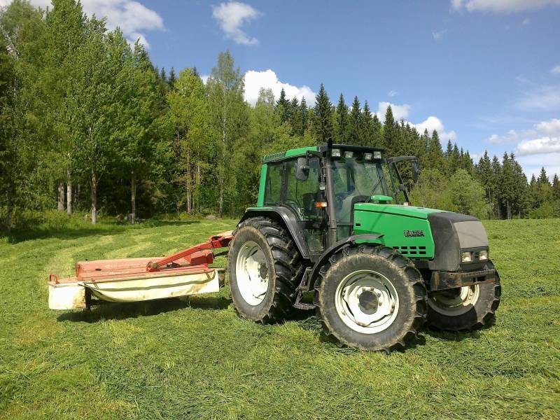 Valtra 6850 ja nokka
Ensimmäiset niitot v 2012.
Avainsanat: Kones