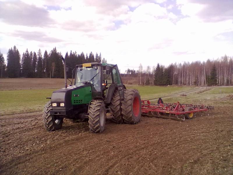 valtra 6400 ja Skara
ekoja äestelyitä -12
Avainsanat: Kones