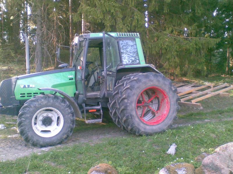 Valtra 6400 + tasausäes mallia pieni..
toukoja ootellessa. kuva muistaakseni vuoden/parinvuoden takaa
Avainsanat: Kones