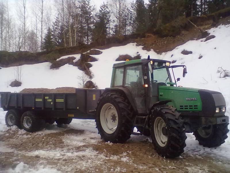 Valtra 6850 + Tuhti WS120D
soran ajoa vajailla kuormilla teiden pehmeydestä johtuen..
Avainsanat: Kones