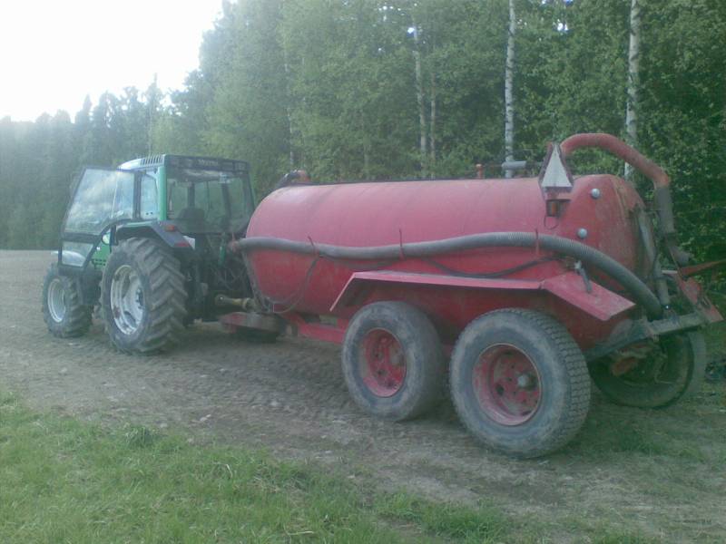 Valtra 6400 + pytty...
ei paljoa tunnu enää pytty perässä kyl.. 
Likakaivojen tyhjennyksiä..
Avainsanat: kones