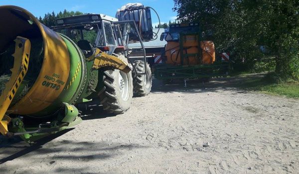 Mf 375 Elho ja Valtra 6850 Amazone
Ruiskun täyttöä.
Avainsanat: Mf 375 Elho Valtra 6850 Amazone