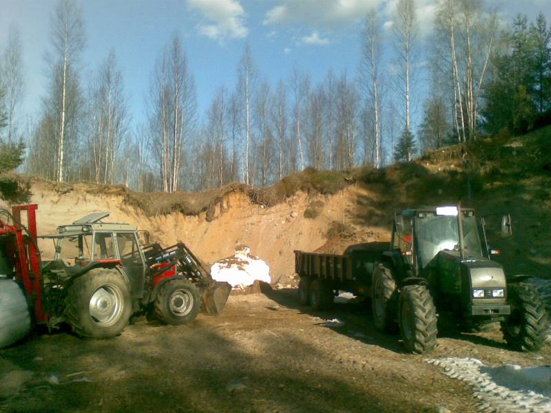 Valtra 6400 + Tuhti WS 120D + MF 375
toukoja ennen soran ajua.. hyvi vetää vallu piristämisen jälkeen sorakuormaa :)
Avainsanat: Kones