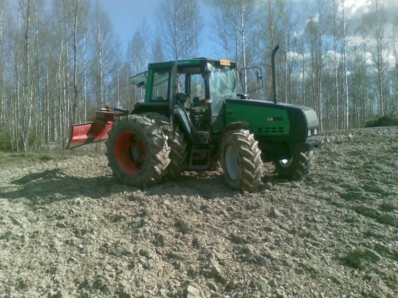 Valtra 6400 + VM 250JH
Vesivakojen tasailua..
Avainsanat: Kones