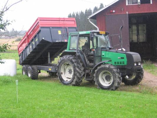 Valtra 6400 Tuhti WS 120 D
ukko laitteli vilja laidat päivän aikana kiinne 
Avainsanat: kones