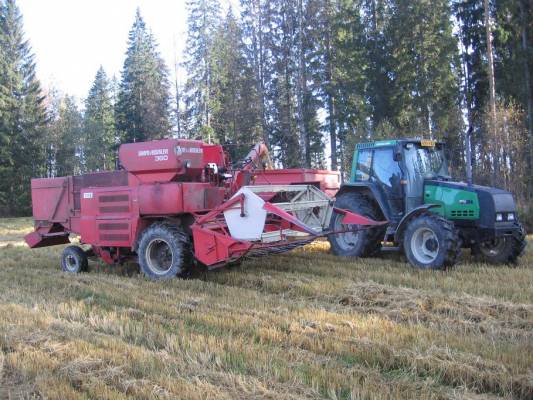 Valtra 6400 Velsa 85 ja & sampo 360
käytiin yhren pellon mettäreuna puimas viel kotoota puitavaa ko tulis keliä..

Avainsanat: kones