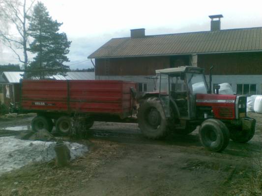 Velsa 85 + MF 390
Purua lähös sahalta hakemaan..
Avainsanat: kones
