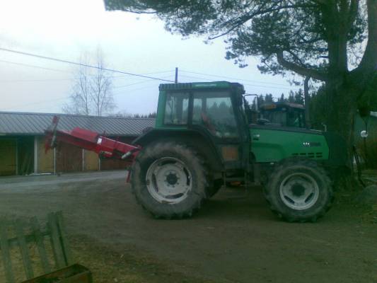 Valtra 6400 + Hakki Z100.. Takana Valtra A92..
Avainsanat: kones