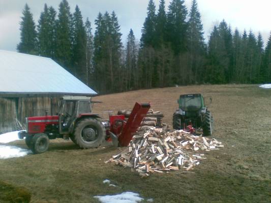 MF 390 Japa 370 + Valtra 6400 + hakki pilke Z100
Klapin tekoa sukulaisel.
Avainsanat: kones