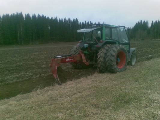 Valtra 6400 + VM250JH
Vesivakojen ajoa 2010
Avainsanat: Kones