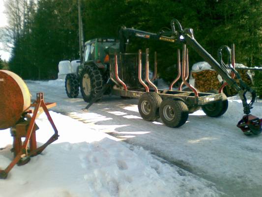 Valtra 6400 hakki 6400 & Hakki 92k
rasvailua ennen viimesiä puiden ajoja..
Avainsanat: kones