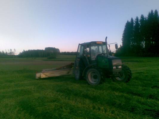 Valtra 6400 + nokka
Viikonloppu rehunteon jälkeen koululta kotio niitto hommiin.. 6,6.2010
Avainsanat: Kones