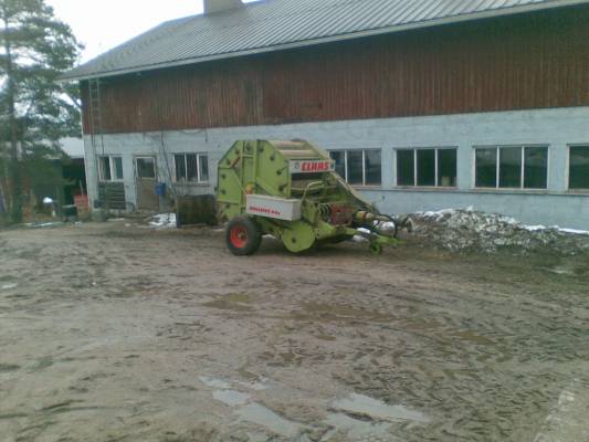 Claas Rollant 44s.
odottaa lähtöään ilmeisesti ulkomaille tämäkin meni..
Avainsanat: kones