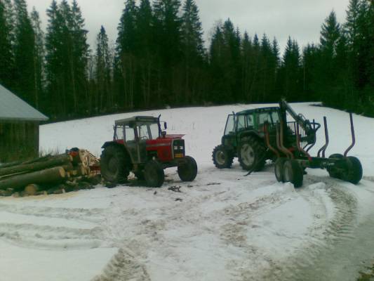 Halkojen tekoa sukulaisella keskellä metsää ni lunta oli vaik kui helvetisti..
Valtra 6400 + hakit ja MF 390 ja Hakkipilke Z100
Avainsanat: kones