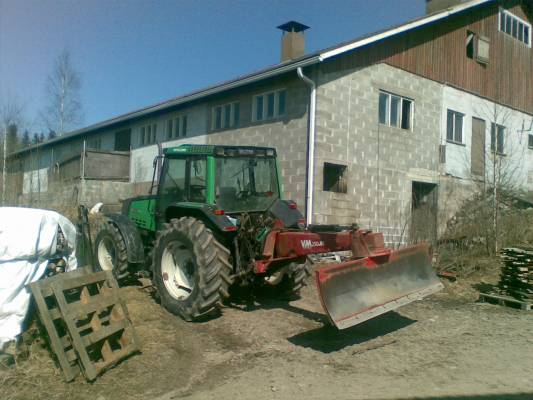 Valtra 6400 + VM 250JH
Viellä jossai vaihees parit kiinni ja pellolle =) kuha ny kuivaavat
Avainsanat: kones