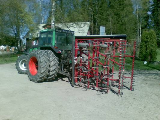 Valtra 6400 + VM 42
Vallu odottelee paripyörien irroitusta.. touot saatiin valmiiksi 17,5 
Avainsanat: kones