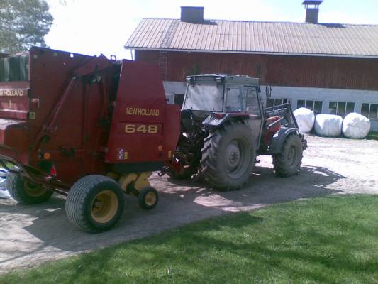 MF 375 + New Holland 648..
Isä oli hakenut paalaajan huollosta..
Avainsanat: kones