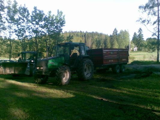 Valtra 6400 + Tuhti WS120  (L&T) ja Wille 655 ( L&T)
kävin vetäsees kärryn märästä kohasta ylitte johon ville jäi kiinni eikä liikkunut mihinkään... märkä kohta on kyllä tuos kärryn renkaitten luona mutta sivummalla märempää.. kärry ja Ville ovat Lassila & Tikanojan koneita
Avainsanat: kones