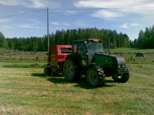 Valtra 6400 + New Holland 648
Paalaaja pelitti säätämisen ja huollonjälkeen ku uus =)
Avainsanat: kones