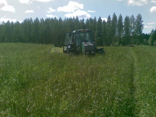 Valtra 6400 + Nokka Grassliner 240
kuivasten niitossa.. päässy vähä vanhaks heinä..
Avainsanat: kones