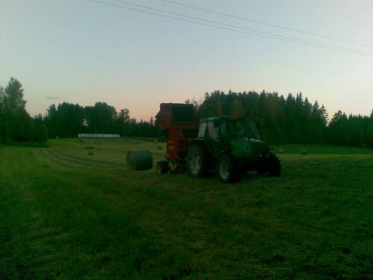 Valtra 6400 + New Holland 648
yöllisiä kuivanheinän paalauksia viikkositten. oli kyllä mukavan viileä yöllä ajaa nuo paaliin
Avainsanat: kones