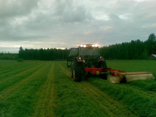 Valtra 6400 + nokka Grassliner 240
Niittelyä ehtoolla..
Avainsanat: kones