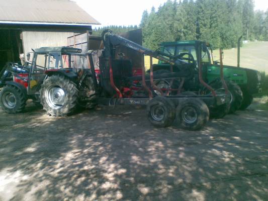 MF 375 + Hakit Valtra 6400 + Junkkari Greenline 7500
Avainsanat: Kones