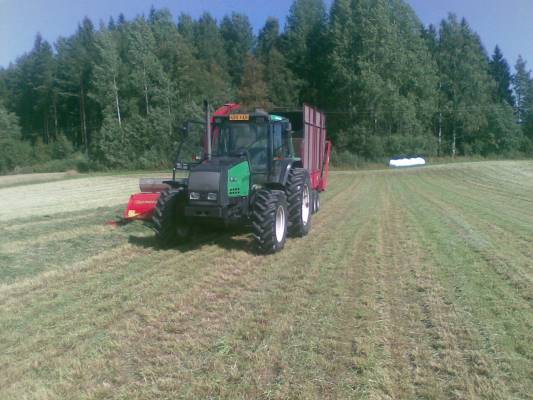 Valtra 6400 + tupla junkkari + Junkkarin Green Line 7500
siihen se tupla hajos... hakkurin laakeri paskaks heinän kietoutumisen johdosta...
Avainsanat: kones