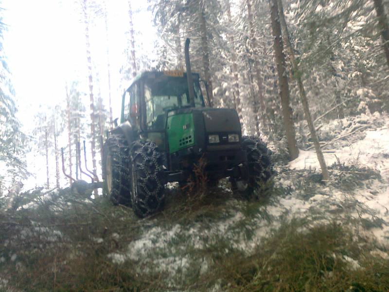 Valtra 6400 + hakit
Käytiin naapurin metsä kone nostamassa kun kaatui metässä.. huom metsäkone on tuolla mäen takana joten ei näy kuvassa..
Avainsanat: kones