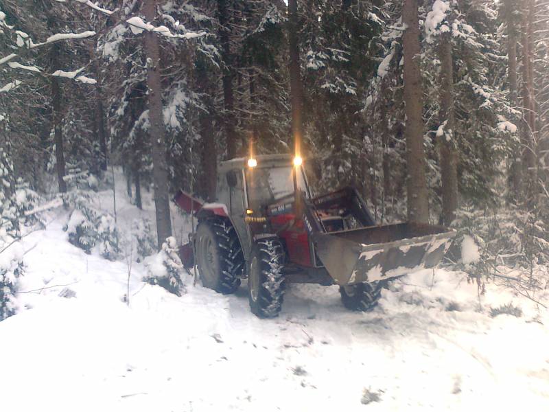 MF 375  Hyvät Lumiset Joulut Kaikille!
Massikkakin koneen nostossa mukana jos ois sattunu tarviimaan mut ol nii pahas paikas et ilma ketjuja sinne ei ois menty.. tai ois päässy mut pois ei.
Avainsanat: kones