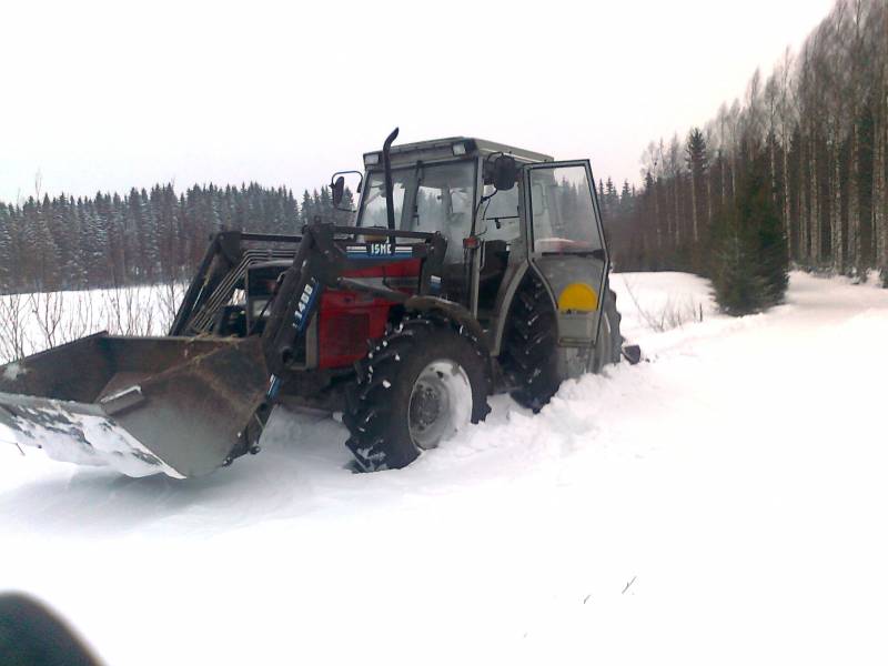 MF 375 + Esko
Oliha saatana lunta paikkapaikoin tuiskuttanu kunnon kinokset.. massikanki laturi tilttas lumipöllystä vähäks aikaa.. parhaas paikkaa meni yli etuakselin lumi ku auras..
Avainsanat: Kones