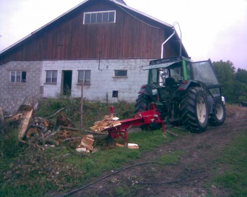 Valtra 6400 + Hakki pilke Z100
8,8 Olleen myrskyn tuhojen halkomista pois..
Avainsanat: Kones