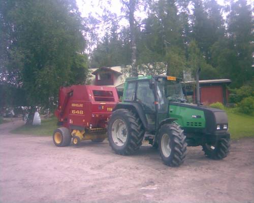 Valtra 6400 ja New Holland 648
Vallu joutu paalaajan etiä ku ei oikee  375 jaksanu silppuri päällä viedä 
Avainsanat: kones