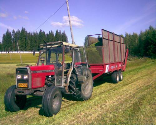 Junkkarin hakua koti pellolle. 
MF 390 ja Junkkari Green Line 7500
Avainsanat: kones