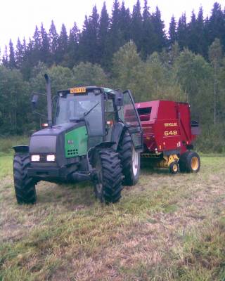 Valtra 6400 & new holland 648
toisiksviimeisiä paalauksia  2008
Avainsanat: kones