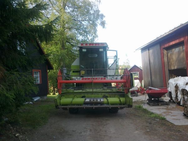 Claas Dominator 48S
Laassin valmistelua puinneille..
Avainsanat: Kones