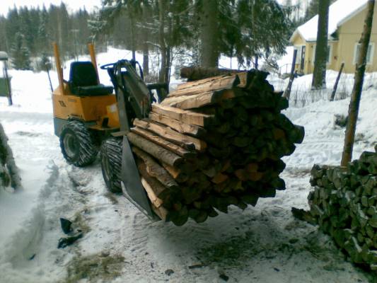 alko se halkokauppakin jo tän talven osalta luistamaa
giant 202s ja kauhallinen halkoja menossa auton peräkärryyn
Avainsanat: giant 202s