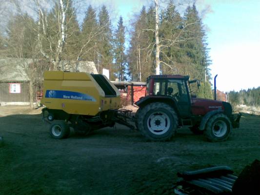 tollasella ostolla tuli torjuttua lamaa. onko paljon kokemuksia ko. koneesta? parempia kuvia tulee jakka ehtii pyörii kameran kanssa
valtra-valmet 6550ht ja new holland br7070 crop cutter
Avainsanat: valtra 6550 new-holland br7070