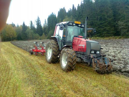 09 syksyn kynnöillä ja pehmeetä oli!!
valtra 6550 ja agroluxit. järven ranta pelto ja järven hoitokunnat on kaiketi unohtanu laskuojan sulun kun pellon ala nurkassa sellane 10cm vettä jo puinneista asti. haittaa jo merkittävästi kyntämistä sellanen vesimäärä. 
Avainsanat: valtra 6550 agrolux