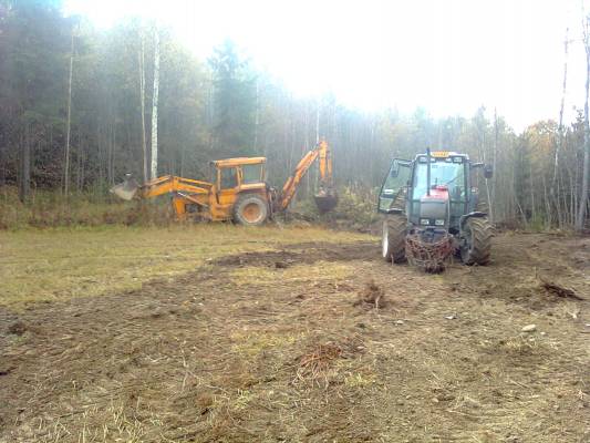 ojien kaivuuta syksyllä 09
james 52c, valtra-valmet 6550 ja VM 250
Avainsanat: James valtra