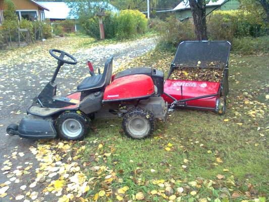 lehtien keruuta syksyllä 2009
jonsered 2011 ja sweeper 82 "noukinvaunu"
Avainsanat: jonsered sweeper