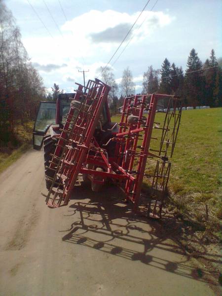 vetokarttu katkes ennen kun ehdin edes pellolle 
valtra 6550 ja tarmo 450
Avainsanat: valtra tarmo