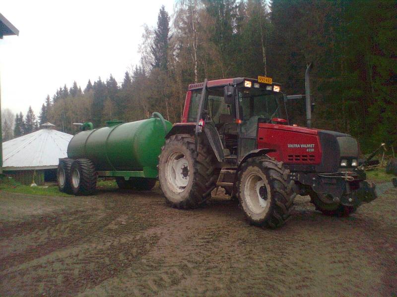 keväistä hajuveden levitystä
valtra 6550 ja vaunu mallia kyläpaja
Avainsanat: valtra