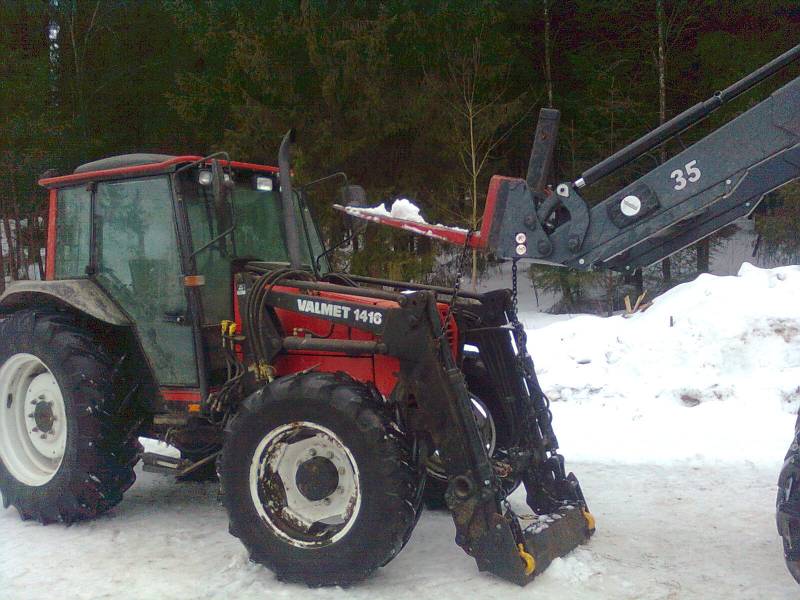 purettiin serkun kanssa 865 odottelemaan uutta kuormaajaa
viikon sisällä pitäis tulla tilalle uus Q36. vanhaa raatoa nostamassa valtra A-92.
Avainsanat: valmet 865 A-92