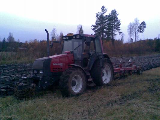 töiden jälkeen piti kokeilla kyntöä mutta kaks edestakaista pääs ja apua piti hakea naapuri pellolta.
valtra valmet 6550 ja agroluxit
Avainsanat: valtra agrolux