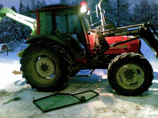 susivalmetin ovesta väsy saranat.
onneks oli tarktori paikallaan kun avasin oven. olis muuten saattanu mennä lasit paskaks
Avainsanat: susi valmet